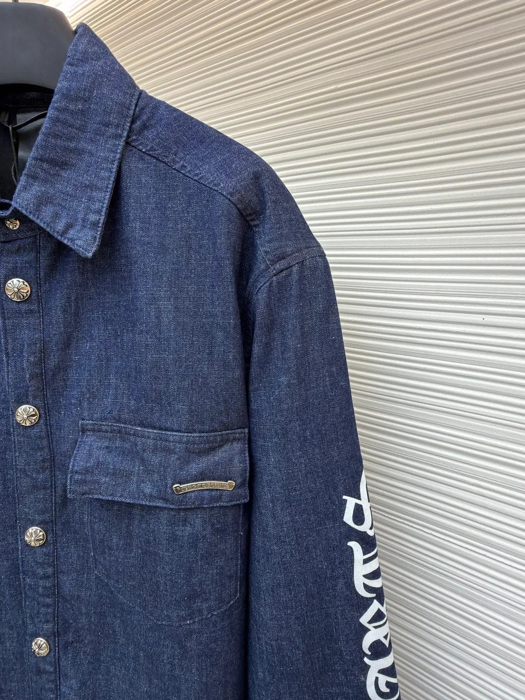 Chrome Hearts Denim Shirt Cotton Clothes ●Item No.: 1682230-C00 ●Fabric: Pure cotton twill denim fabric ●Technology: Glue printing ●Color: Blue ●Version: Fitted version ●Weight: about 930 grams ●Size: S-M-L ●Description: The original domestic stock was purchased for 3.4W. The development cost is extremely high, and the fabric is made of high-density pure cotton twill denim material imported from Italy. According to the original color matching and washing water test, the jacquard lining is tested N times and the minimum order is one thousand meters. The loss is huge. The quilting is made of Xinjiang cotton, which is thick and warm. The printing is based on the original version using hand-made glue printing, and the accessories collar label is made of imported lambskin. The overall wiring is straight and delicate, the fabric is comfortable and soft, and the color is consistent without color difference. It can be matched with the same style to create a fashionable look and control various occasions. Customized accessories, complete with three standards, same style for men and women!